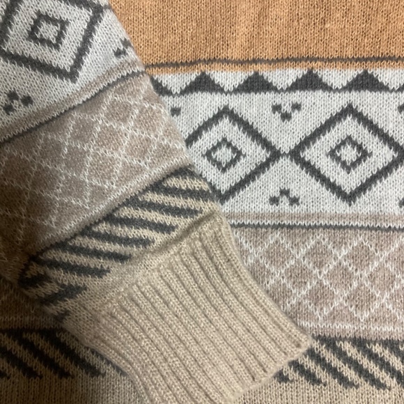 NWOT Geometric Pattern V-Neck Knit Sweater - Picture 5 of 8